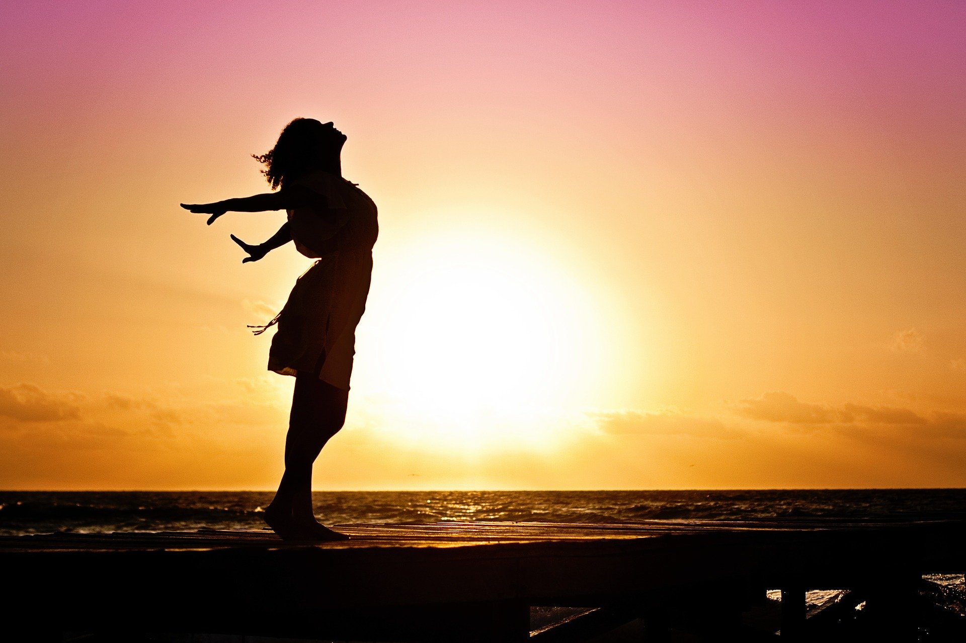 Femme lface au soleil couchant